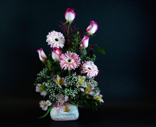 Arrangement de fleurs dans un vase pour naissance de filles