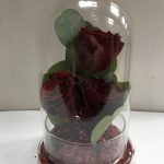3 roses éternelles rouges dans un bocal en verre.